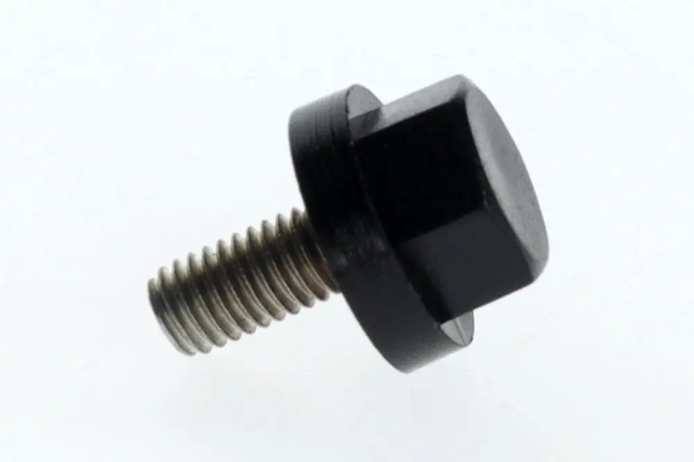 Schwarze Sechskantschraube mit gewindelosem Bereich. Die Schraube ist von Bosch und hat einen flachen Kopf mit einer hexagonalen Einbuchtung.